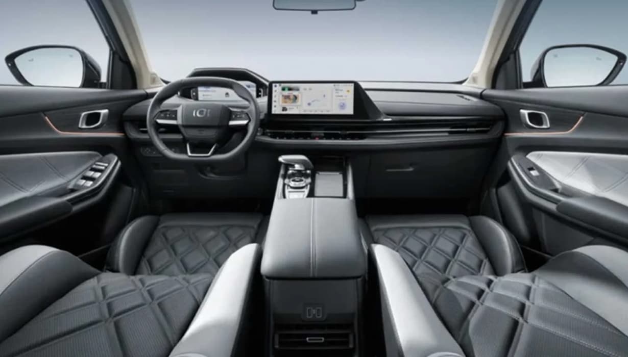 Vestiduras con piel sintetica y volante multifuncion forrado en piel.