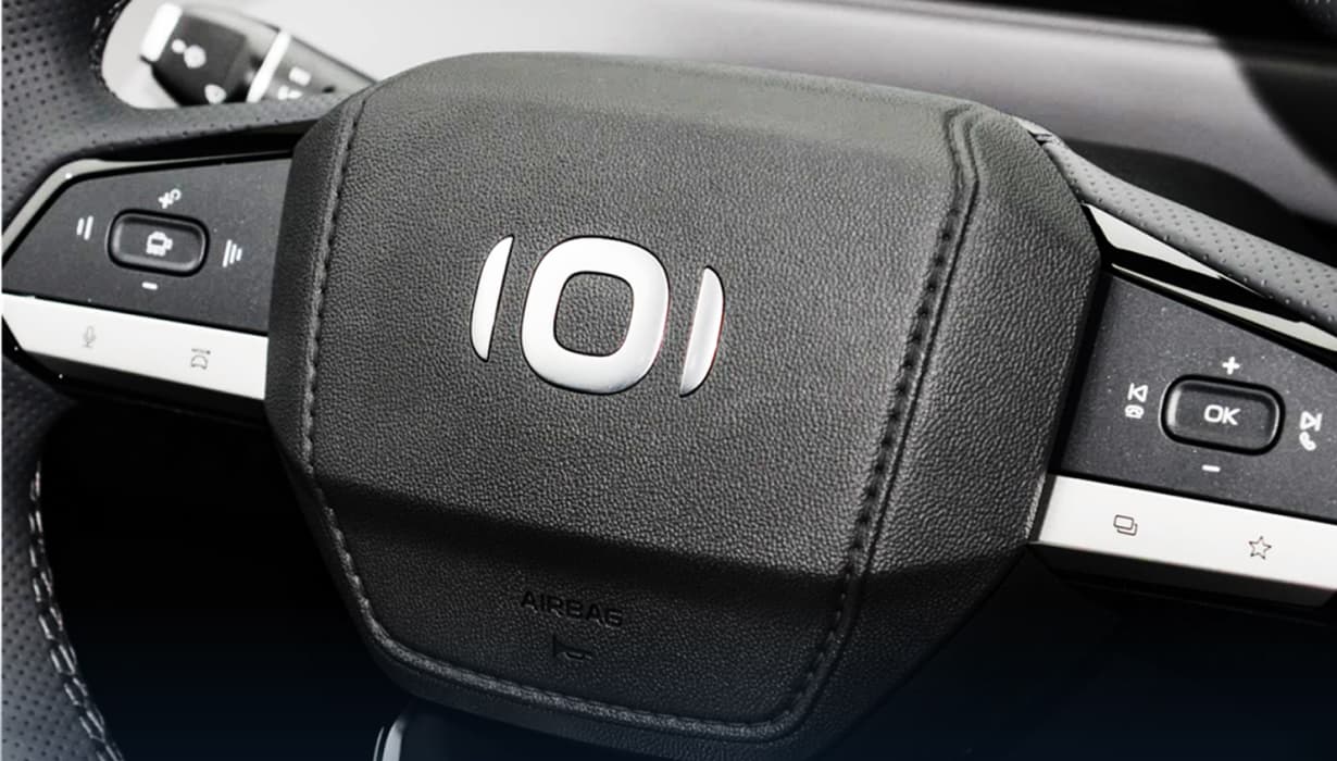 Volante multifuncion forrado en piel.