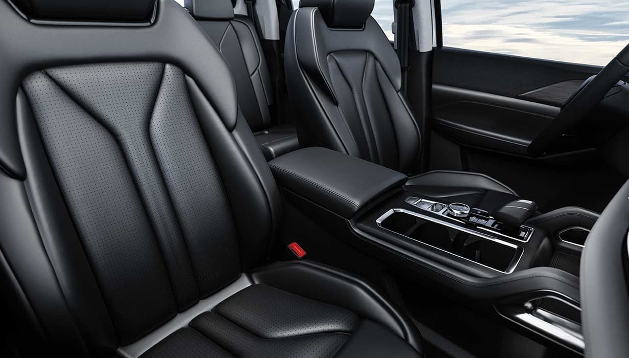 Vestiduras en piel sintetica.