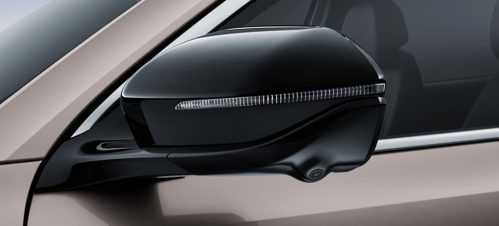 Espejos laterales calefactables y plegables electricamente al cerrar.