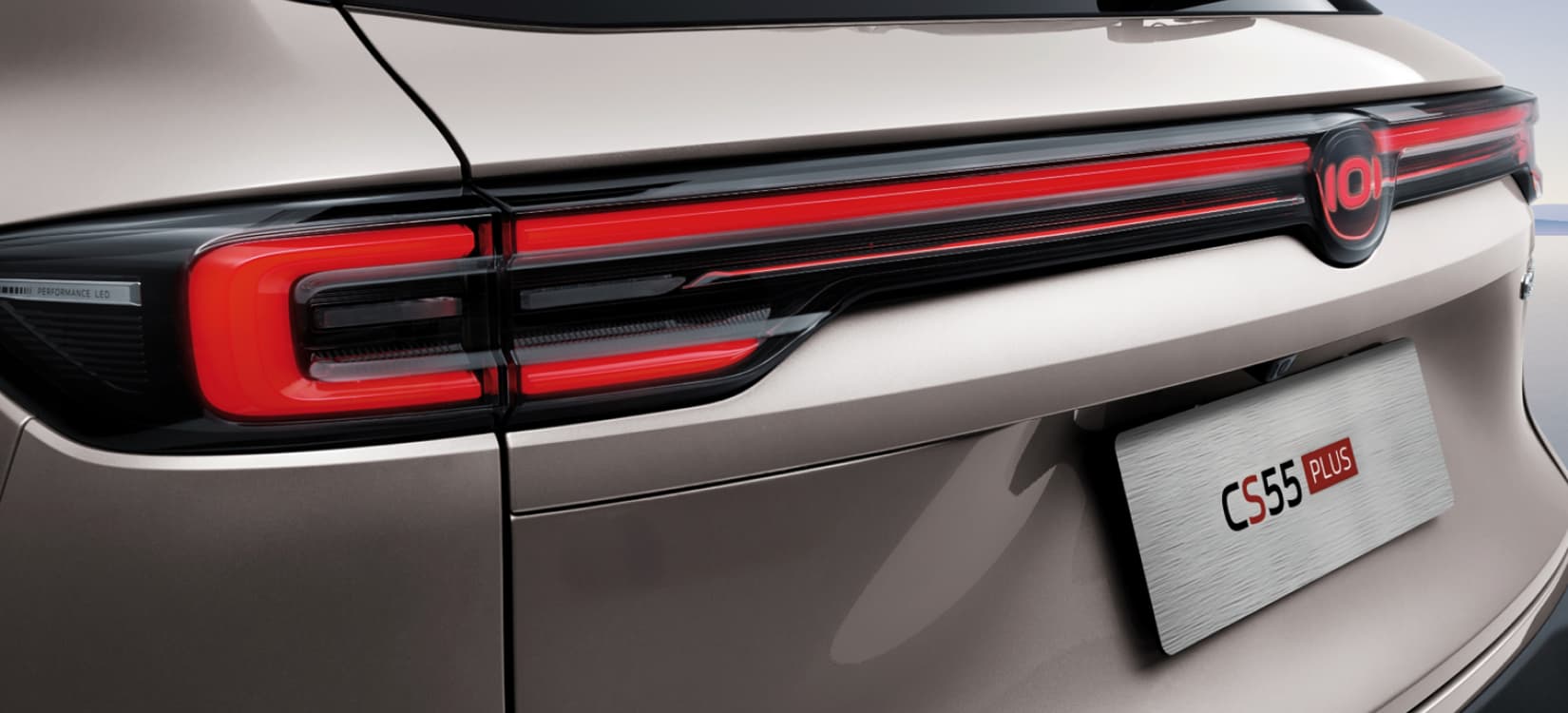 Tercera luz de freno incorporada en el aleron trasero.