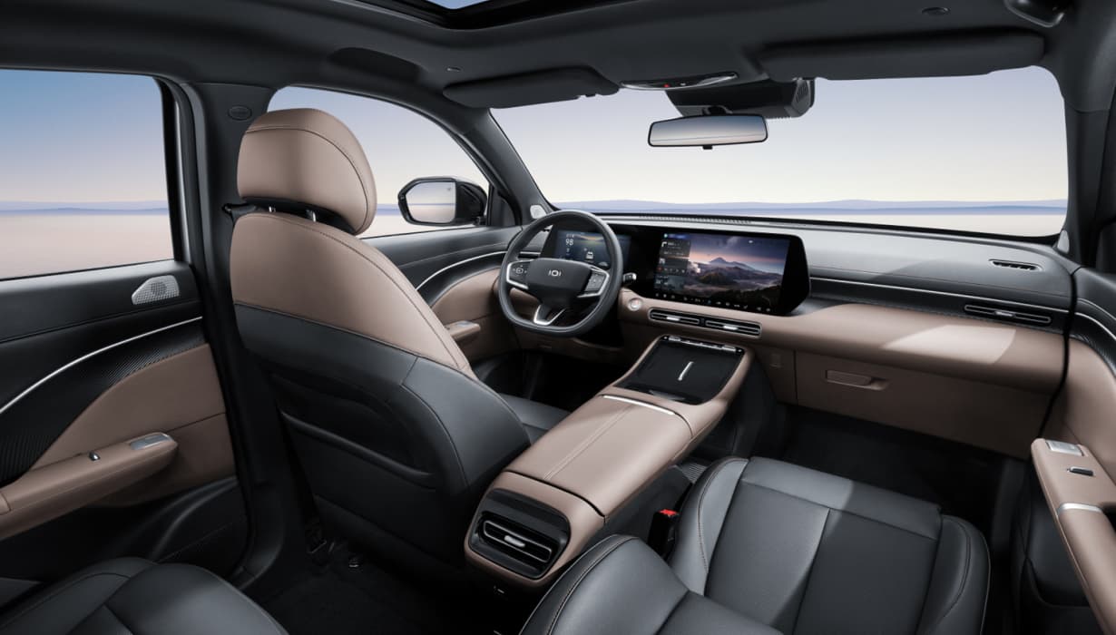 Viseras conductor y copiloto con espejo e iluminacion, ventanas electricas de un solo toque y funcion antibloqueo en las 4 puertas.