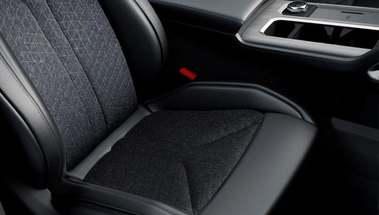 Vestiduras con piel sintetica y asientos delanteros calefactables.